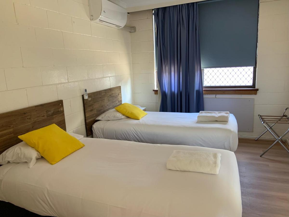 เพลนส์แมน โมเทล Motel ฟอร์บส์ ภายนอก รูปภาพ